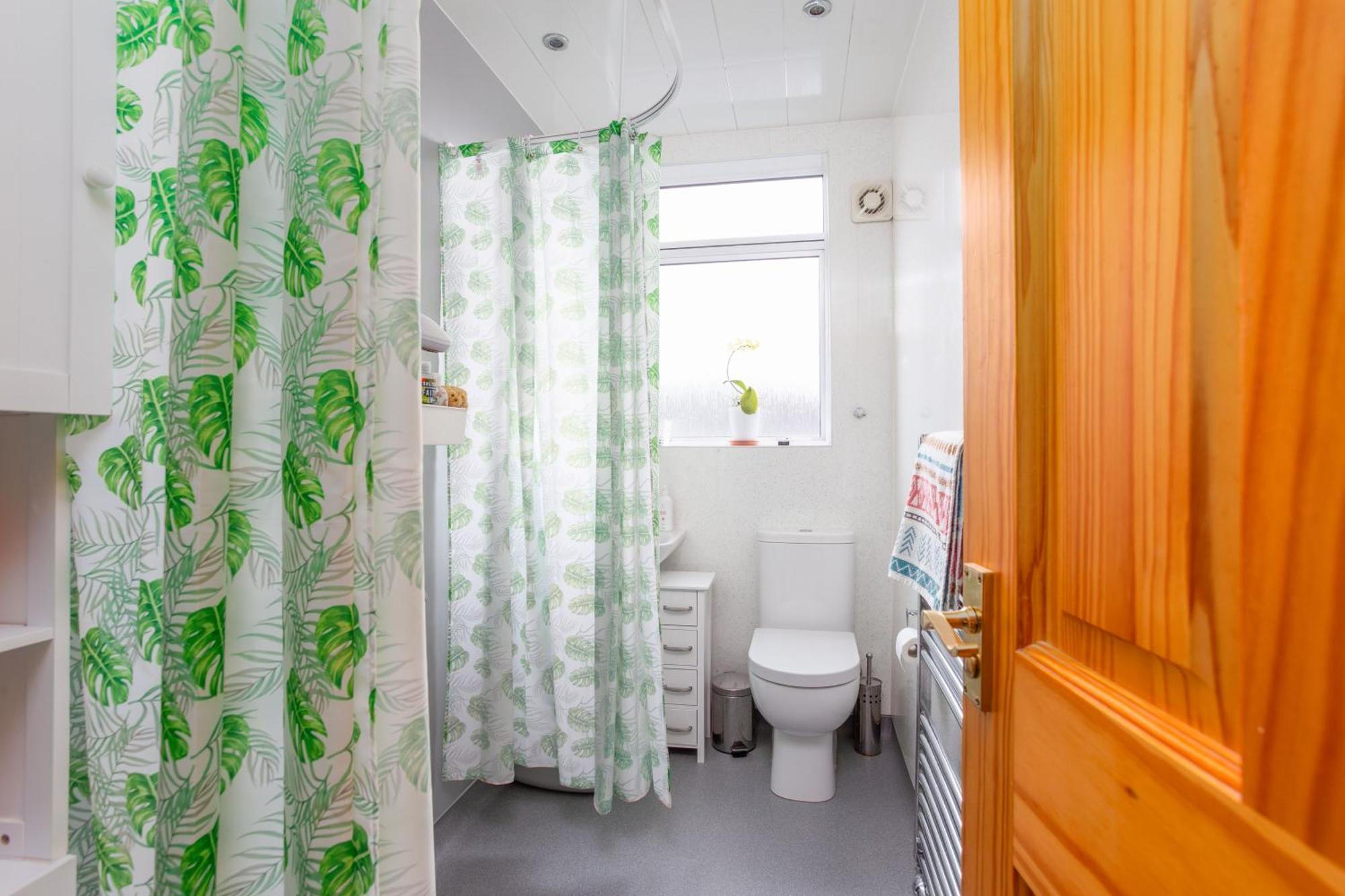 Bright & Spacious Double Room With Garden View- Close To Airport & City Centre Edinburgh Exterior photo